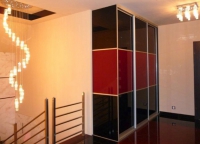 Гардероб по поръчка с врати черен и червен лакобел