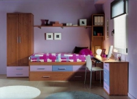 Детска стая - в дървесен цвят, лилаво и синьо Детска стая - в дървесен цвят, лилаво и синьо